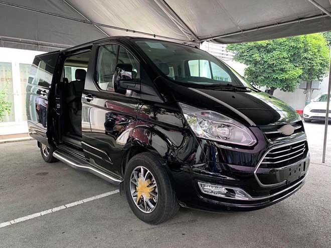 Cận cảnh Ford Tourneo 2019 tại showroom và giá bán từ 960 triệu